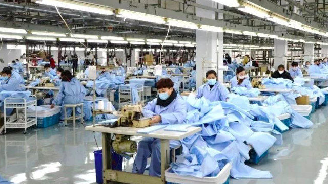 日產(chǎn)超3萬(wàn)件！紅豆股份勇于擔(dān)當(dāng)抗疫防護(hù)服龍頭