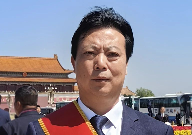 喜報！新霖飛集團董事長何其金榮獲“全國勞動模范”稱號