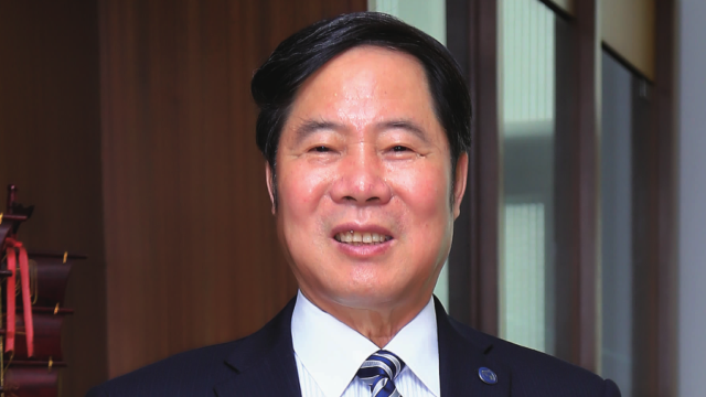 錢洪金：越過(guò)山丘再登頂