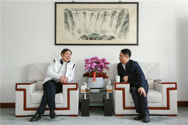 俞文勤與錢洪金交談