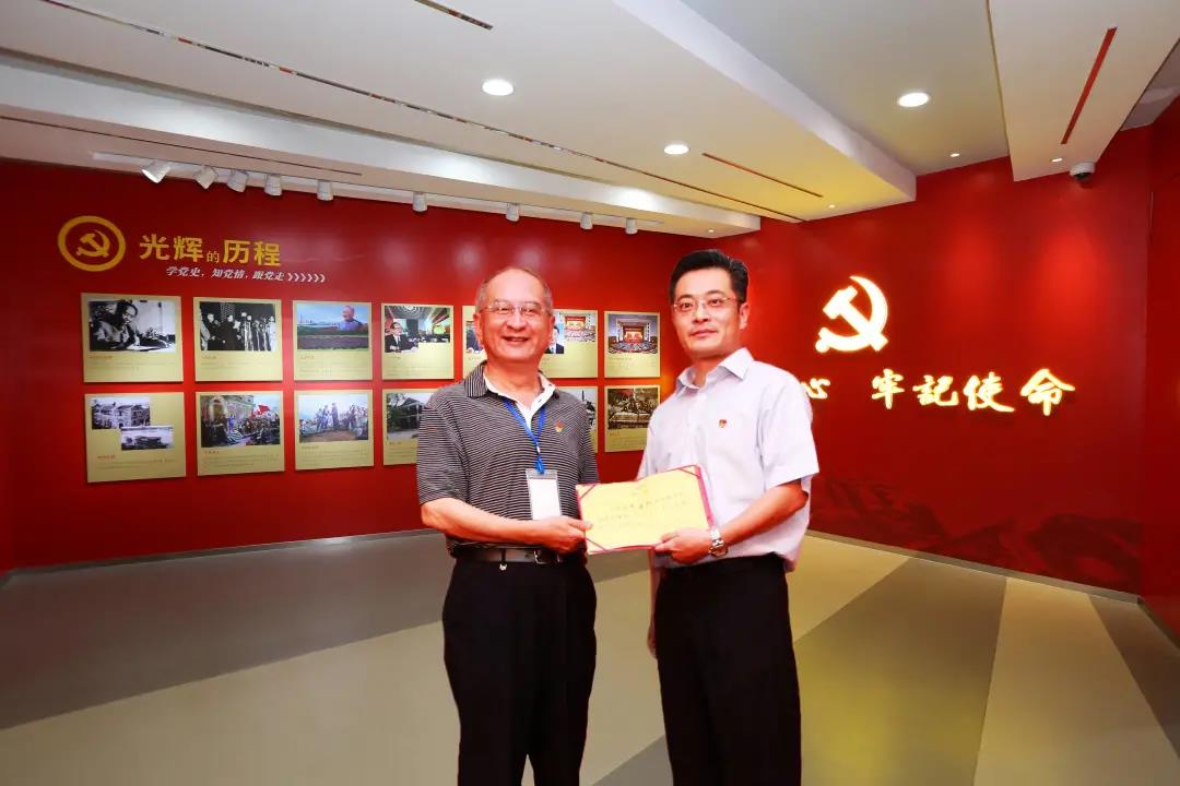 周建松、周江父子