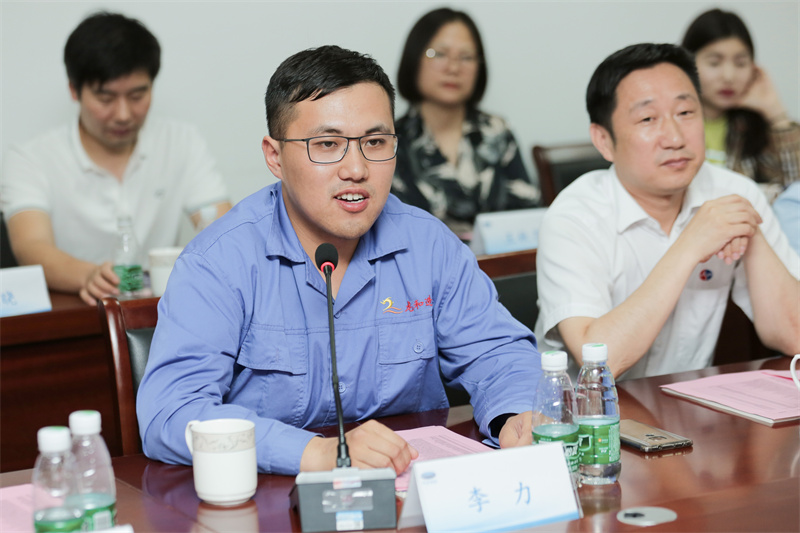 李力